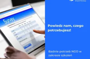 Grafika Fundacji Edukacji Empatii Rozwoju FEER zachęcająca do udziału w badaniu potrzeb NGO w zakresie szkoleń. Widoczna jest ankieta na tablecie.