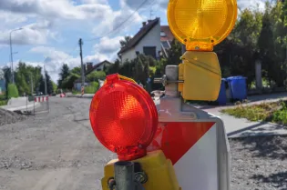 Sygnalizacja świetlna na drodze, oznaczająca prace budowlane.