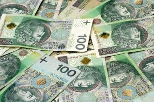 Grafika przedstawia banknoty o nominale 100 zł.