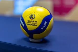 Piłka siatkowa z logo Memoriału Huberta Jerzego Wagnera.