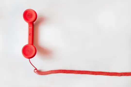 Czerwona słuchawka telefonu z kablem
