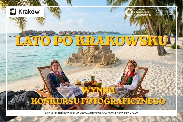 Kobiety w tradycyjnych strojach na plaży z zamkiem z piasku, napis Lato po krakowsku.