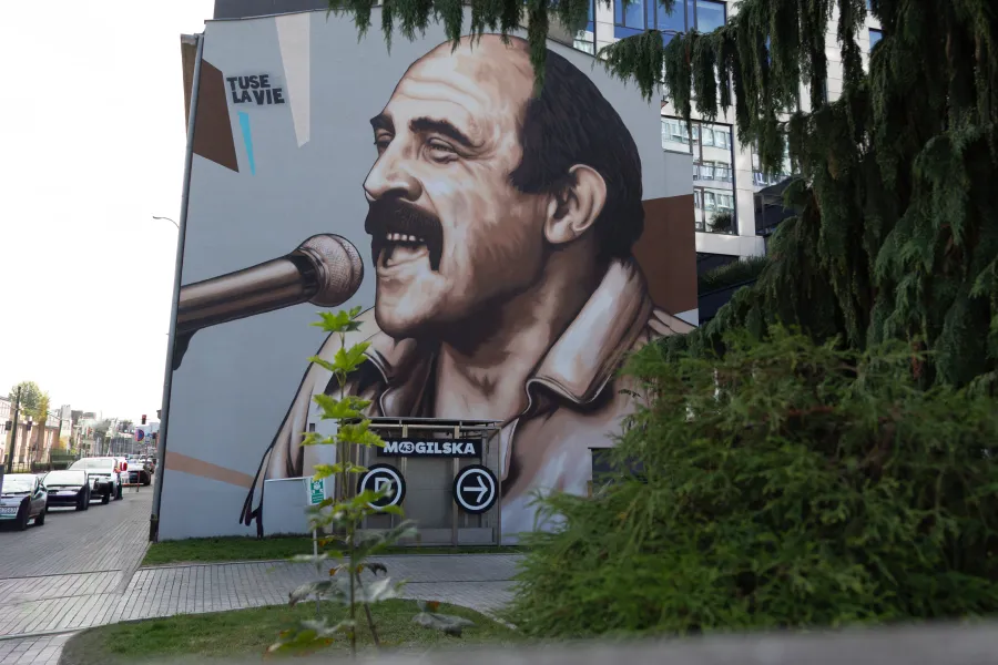 Mural przedstawiający mężczyznę śpiewającego do mikrofonu.