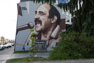 Mural przedstawiający mężczyznę śpiewającego do mikrofonu.