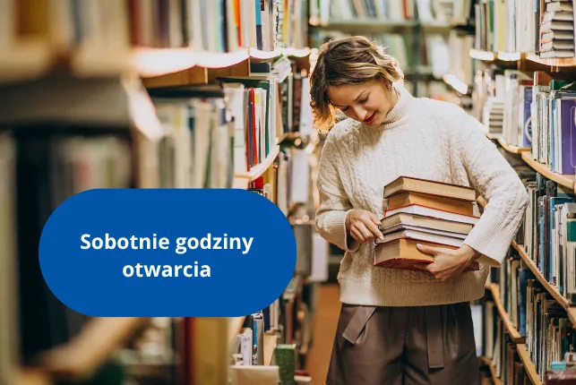 Kobieta z książkami w bibliotece, obok informacja o sobotnich godzinach otwarcia.