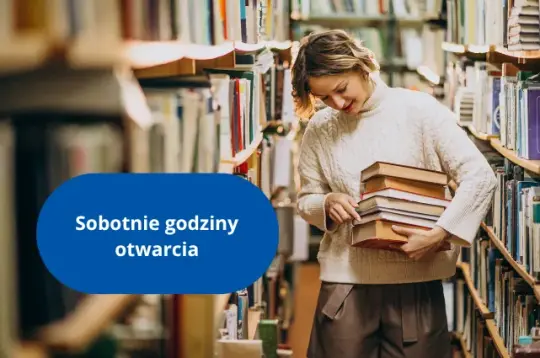 Kobieta z książkami w bibliotece, obok informacja o sobotnich godzinach otwarcia.