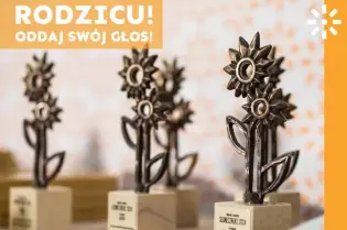 Trofea w kształcie kwiatów z napisem "Rodzicu! Oddaj swój głos!" w tle.