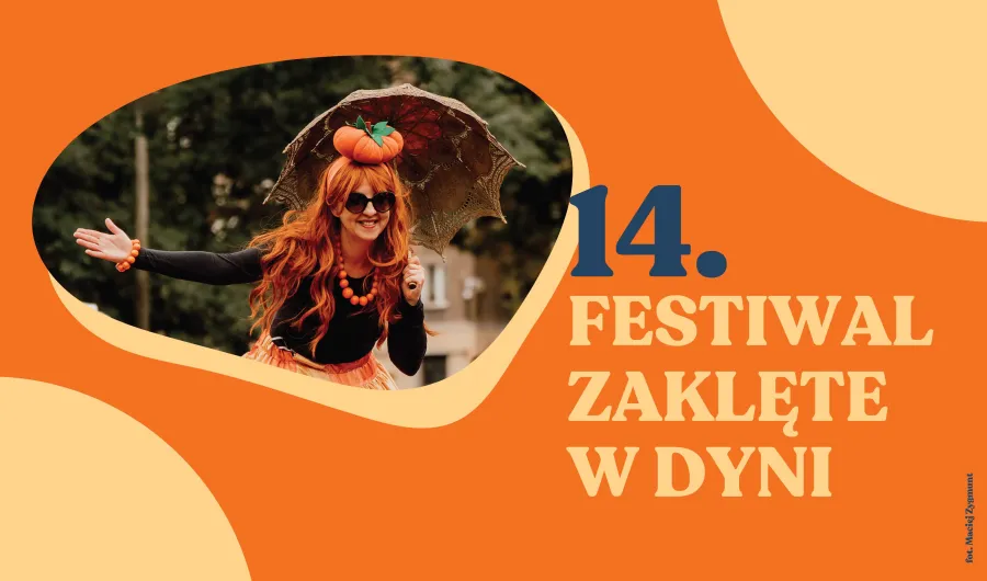 Kobieta w pomarańczowej sukience z parasolką i dynią na głowie, uczestniczy w festiwalu.