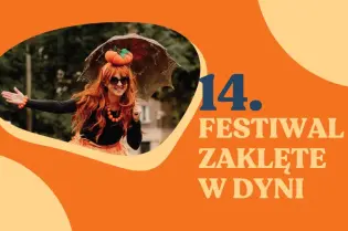 Kobieta w pomarańczowej sukience z parasolką i dynią na głowie, uczestniczy w festiwalu.
