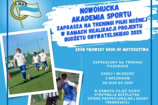 Plakat zapraszający do Nowohuckiej Akademii Sportu na treningi piłki nożnej dla dzieci i młodzieży.