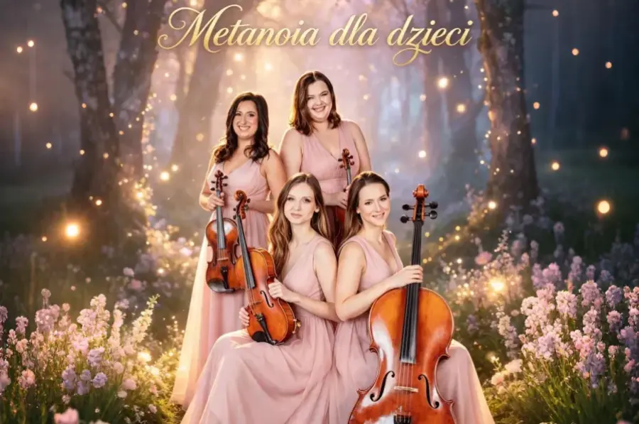 Cztery muzykantki w różowych sukienkach grające na instrumentach w leśnej scenerii z kwiatami i światłami.