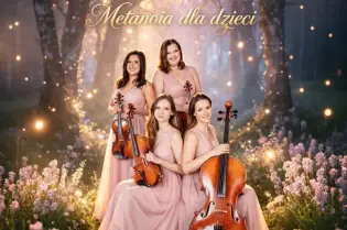 Cztery muzykantki w różowych sukienkach grające na instrumentach w leśnej scenerii z kwiatami i światłami.