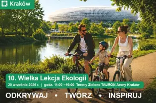 Rodzina na rowerach w parku, promująca wydarzenie ekologiczne w Krakowie.