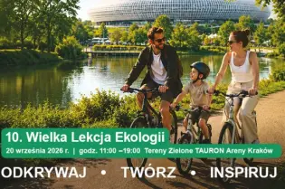 Rodzina na rowerach w parku, promująca wydarzenie ekologiczne w Krakowie.