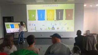 Edukacja o segregacji odpadów z interaktywną prezentacją i uczestnikami.