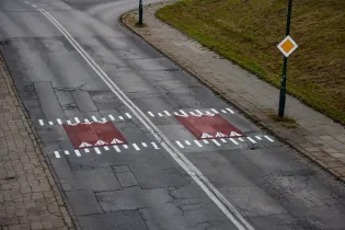 próg drogowy na ulicy Solnej