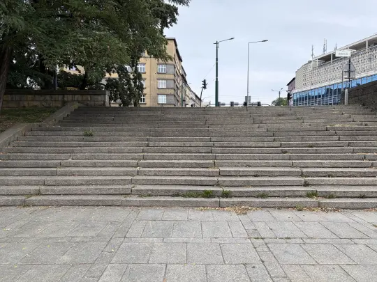 Schody i mury oporowe przy Moście Dębnickim zostaną odnowione