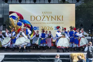 Tancerze w tradycyjnych strojach ludowych podczas dożynek w Małopolsce.