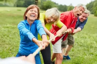 Uczestnicy zawodów w przeciąganiu liny podczas Mistrzostw Krakowa Seniorów 65+.
