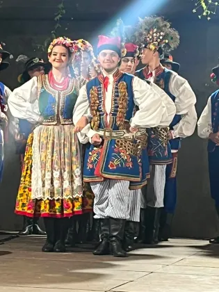 Tradycyjne stroje ludowe podczas występu tanecznego.