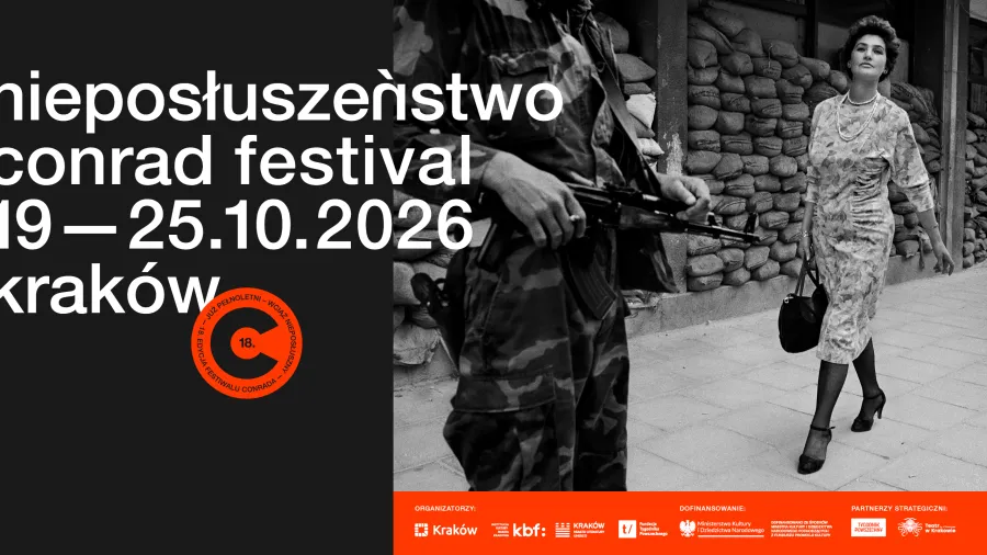 Kobieta w eleganckiej sukience idzie obok żołnierza z bronią w ręku. Plakat festiwalu Conrad w Krakowie.
