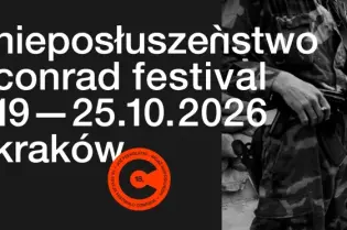 Kobieta w eleganckiej sukience idzie obok żołnierza z bronią w ręku. Plakat festiwalu Conrad w Krakowie.