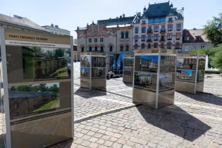 Wystawa plenerowa dotycząca fortów twierdzy Kraków z informacjami i zdjęciami.