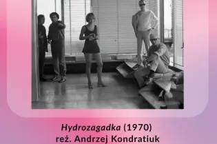 Grafika zapowiada film „Hydrozagadka” z 1970 roku w reżyserii Andrzeja Kondratiuka. W centrum znajduje się czarno-białe zdjęcie kilku osób, a całość utrzymana jest w różowych i fioletowych kolorach.