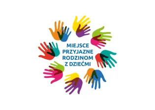 Logo z kolorowymi dłońmi w okręgu z napisem MIEJSCE PRZYJAZNE RODZINOM Z DZIEĆMI.