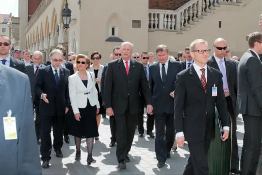 na fotografii z 2012 roku na Rynku Głownym w Krakowie na tle sukiennic widać idacą grupę osób. Na pierwszym planie w środku król Norwegii Harald V.