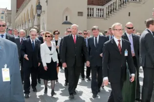 na fotografii z 2012 roku na Rynku Głownym w Krakowie na tle sukiennic widać idacą grupę osób. Na pierwszym planie w środku król Norwegii Harald V.