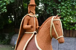 Figurka rycerza na koniu wykonana z wikliny.