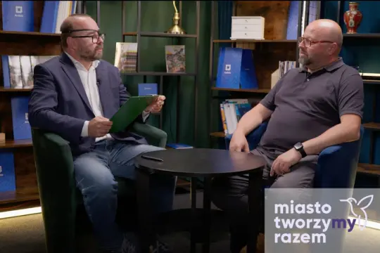 Zdjęcie dwóch mężczyzna rozmawiających ze sobą. To Artur Buszek, Pełnomocnik Prezydenta Miasta Krakowa ds. organizacji pozarządowych, oraz Mateusz Płoskonka, zastępca dyrektora Wydziału Dialogu, Konsu