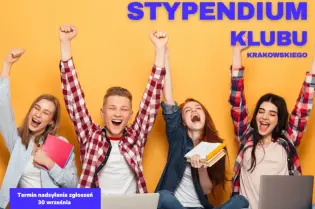 Grupa młodych ludzi cieszy się, trzymając książki i notatniki, z napisem o stypendium.