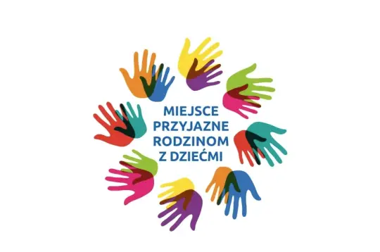 Logo z kolorowymi dłońmi w okręgu z napisem MIEJSCE PRZYJAZNE RODZINOM Z DZIEĆMI.