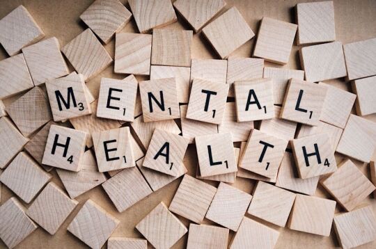 Grafika przedstawia drewniane klocki z napisem MENTAL HEALTH.