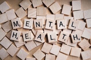 Grafika przedstawia drewniane klocki z napisem MENTAL HEALTH.