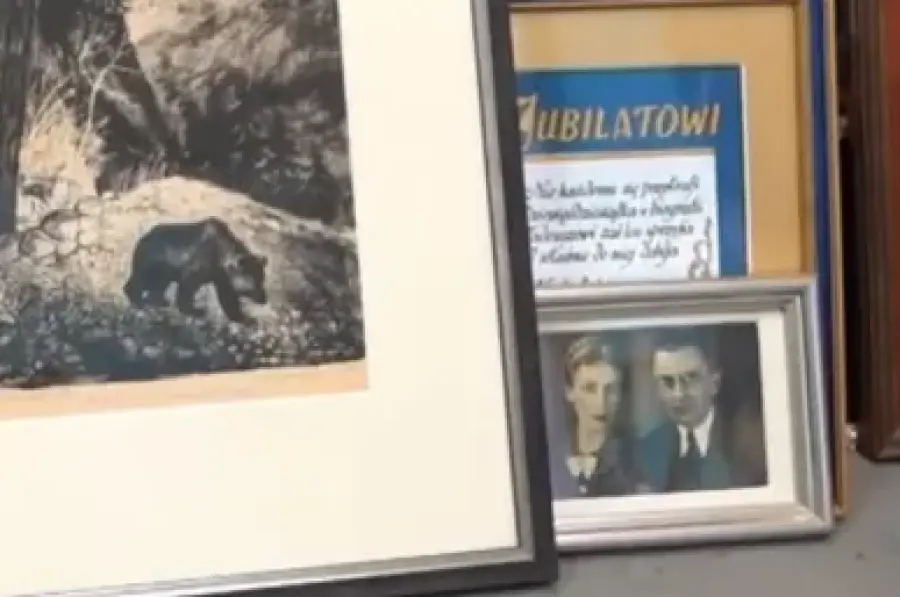 Krakowski Szlak Rzemiosła, informacja o ramie w bramie, mężczyzna w rozmowie.
