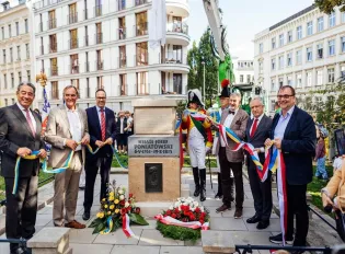 Przed cokołem pomnika upamiętniającego księcia Józefa Poniatowskiego stoi kilka osób wśród nich Burmistrz Lipska, Ambasador RP oraz Dyrektor Muzeum Krakowa Michał Niezabitowski. 