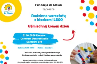 Grafika zapowiada rodzinne warsztaty z klockami LEGO „Uśmiechnij komuś dzień”. W programie budowanie konstrukcji dla rodzica i dziecka w wieku 6+, 1 października 2026 r. w Centrum C 10.
