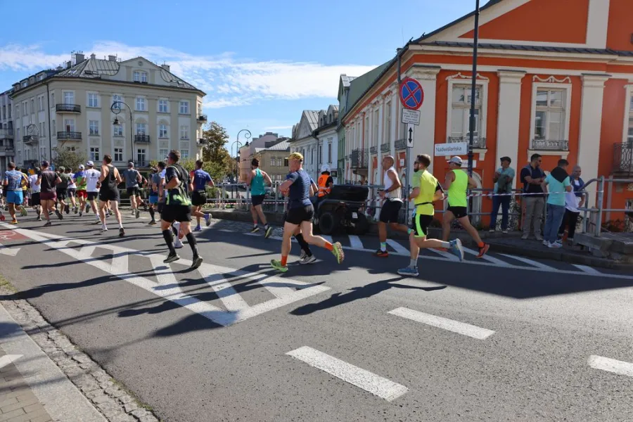 Biegacze uczestniczą w zawodach na ulicach miasta.