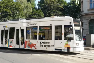 Tramwaj w Krakowie z hasłem promującym czytanie.