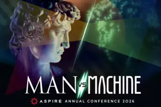 Rzeźba przedstawiająca mężczyznę z napisem Man vs Machine oraz datą konferencji 2026.