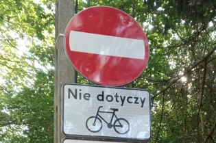 Zakaz wjazdu dla rowerów, informacja o obowiązku od 21 lipca.