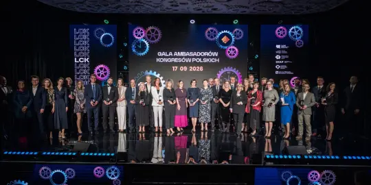 Gala Ambasadorów Kongresów Polskich z laureatami i organizatorami na scenie.