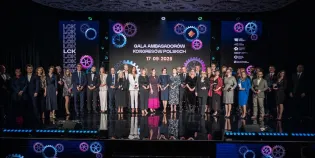 Gala Ambasadorów Kongresów Polskich z laureatami i organizatorami na scenie.