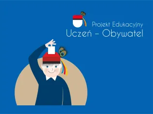Chłopiec w czapce z motylkiem, uśmiechnięty, z ręką uniesioną w geście pozdrowienia.