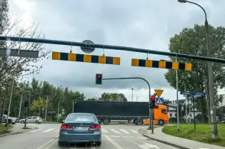 Rondo z sygnalizacją świetlną i ciężarówką na drodze.