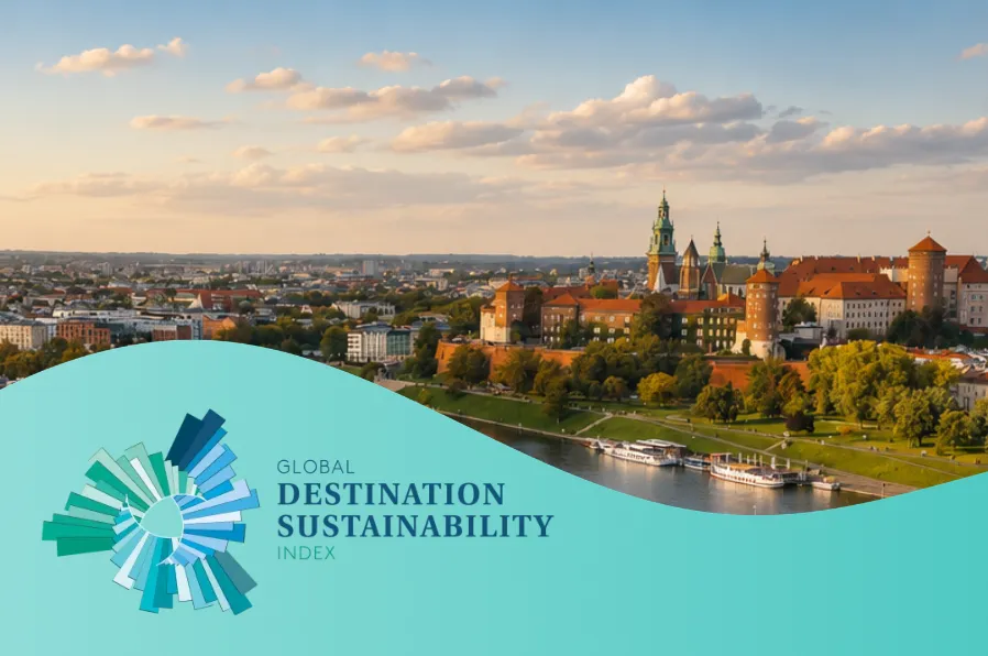 Kraków z widokiem na Wawel i rzekę Wisłę, z logo Global Destination Sustainability Index.