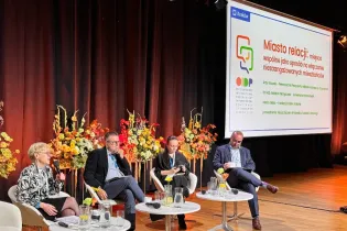 O relacjach, zaufaniu i mieście, w którym chce się być, zdjęcie panelistów na konferencji